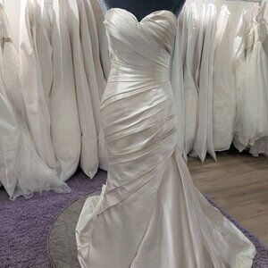 La Sposa by Pronovias Size 6 in Oyster